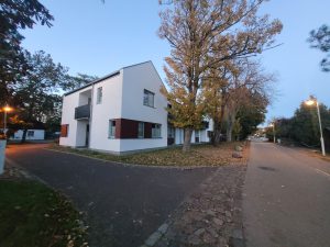 Das Gebäude Schulstr. 1 in Prerow, Herbst 2025