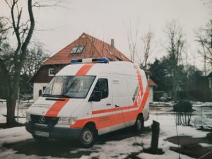 Ein alter Rettungswagen im Schnee.